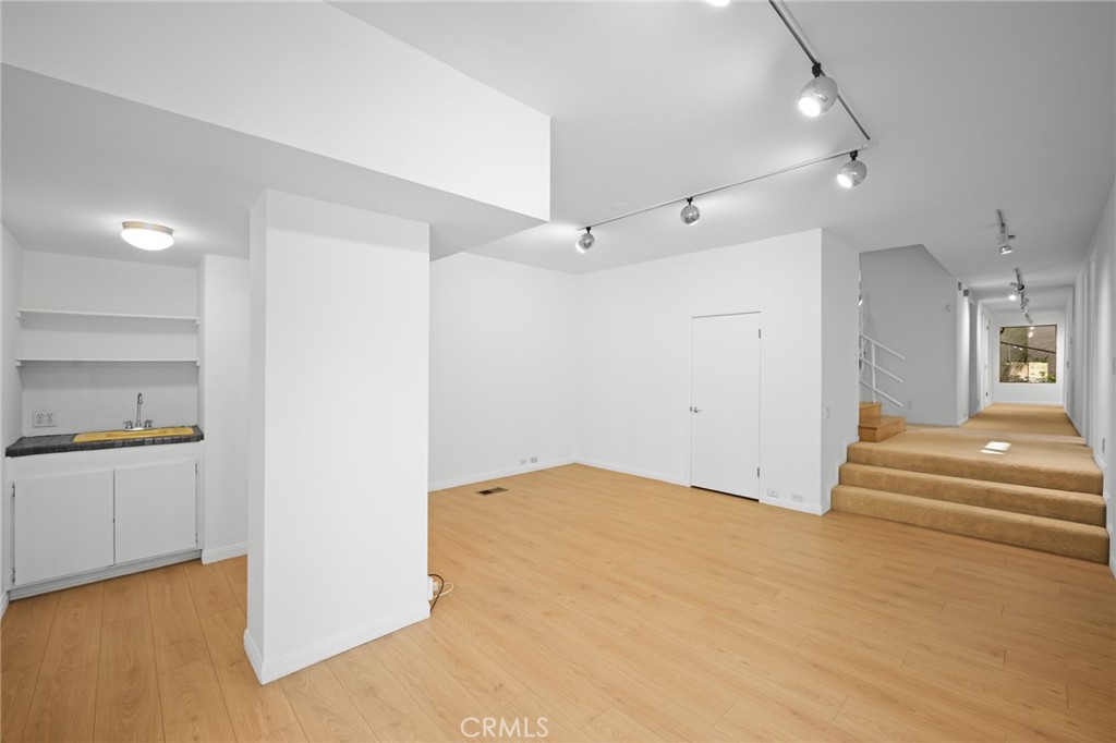 https://media.crmls.org/medias/15d93e6b-2318-43aa-9c20-1a54af535509.jpg?preset=X-Large
