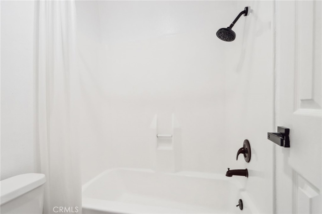 https://media.crmls.org/medias/15d976d5-fae7-45e3-b46c-768d93829403.jpg?preset=X-Large