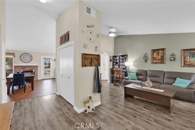 11359 Courtside, Victorville CA: https://media.crmls.org/medias/15db255a-e81c-4c4f-9b17-9ea4b94c77fa.jpg