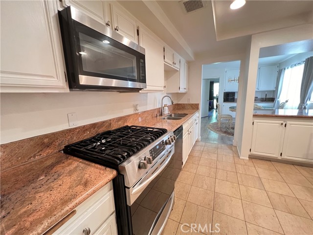 Detail Gallery Image 2 of 35 For 15335 Magnolia #215,  Sherman Oaks,  CA 91403 - 3 Beds | 2 Baths