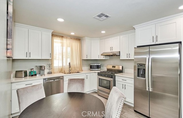 Detail Gallery Image 5 of 18 For 1734 E Hawthorne St, Ontario,  CA 91764 - 4 Beds | 2 Baths