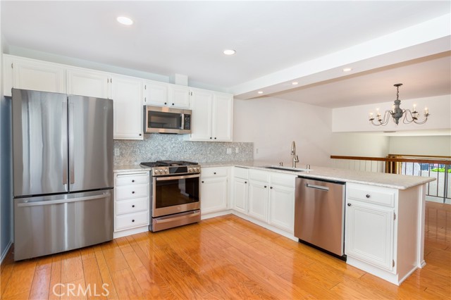 Detail Gallery Image 7 of 29 For 18344 Collins St a,  Tarzana,  CA 91356 - 2 Beds | 2/1 Baths