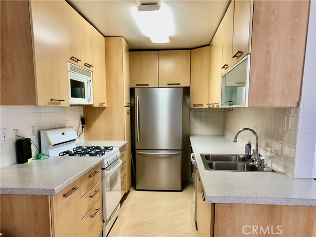 Detail Gallery Image 9 of 20 For 2121 Beloit Ave #205,  Los Angeles,  CA 90025 - 2 Beds | 2 Baths