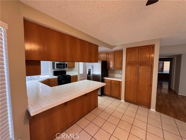 Detail Gallery Image 6 of 44 For 4546 Grandview Dr, Palmdale,  CA 93551 - 3 Beds | 3 Baths