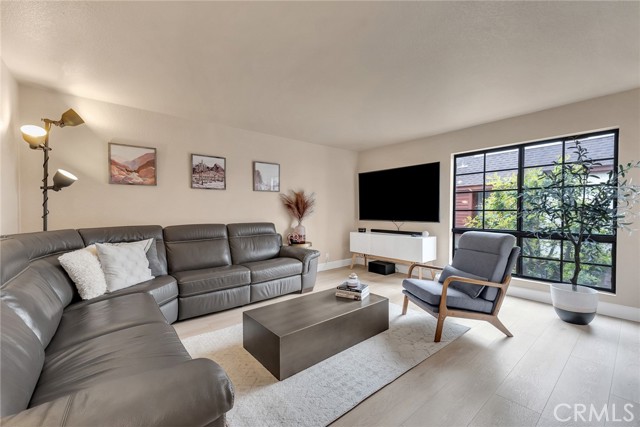 Detail Gallery Image 1 of 37 For 230 Bethany Rd #210,  Burbank,  CA 91504 - 2 Beds | 2 Baths