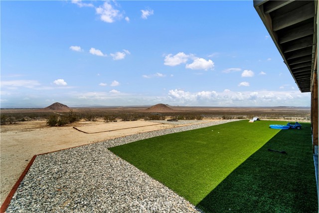 10715 Wilson Drive, California City CA: https://media.crmls.org/medias/15e7f583-abf2-4222-a97f-8a94e1e2d35d.jpg