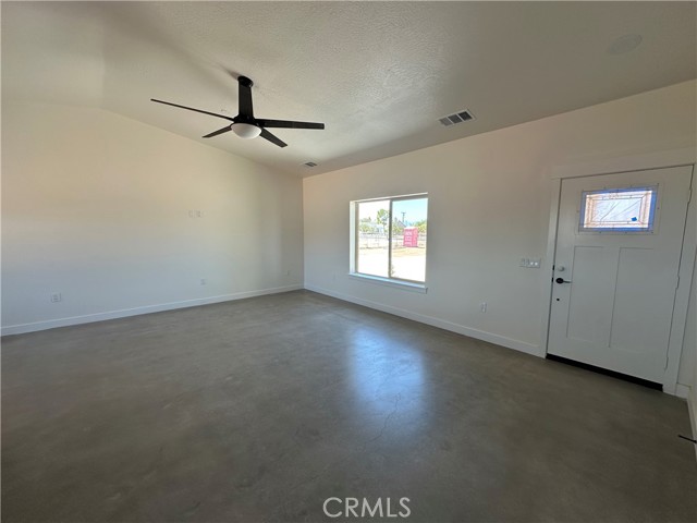 Detail Gallery Image 4 of 34 For 12595 Central Rd, Apple Valley,  CA 92307 - 4 Beds | 3 Baths