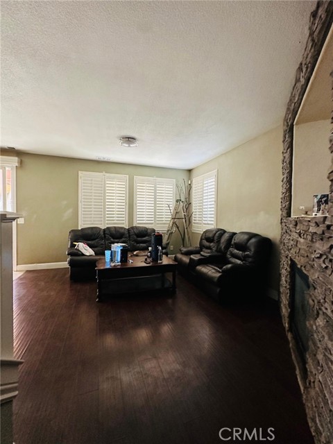 692 Blueberry Lane, Madera CA: https://media.crmls.org/medias/15e98a84-6576-4f08-bd63-cfba5ef1d425.jpg