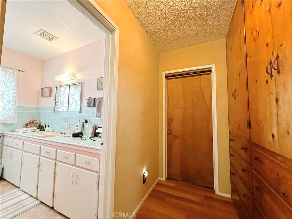 https://media.crmls.org/medias/15ebc870-488c-4e8d-a13a-484b585e503d.jpg?preset=X-Large