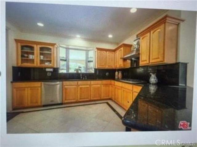 Detail Gallery Image 11 of 13 For 5717 Melvin Ave, Tarzana,  CA 91356 - 10 Beds | 6 Baths