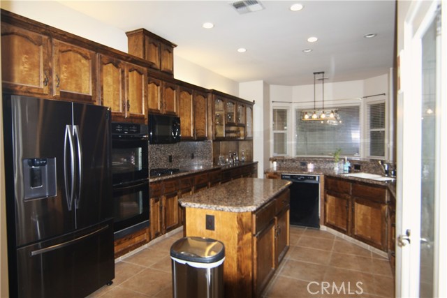 Detail Gallery Image 8 of 17 For 9905 Lightner Way, Bakersfield,  CA 93311 - 3 Beds | 2/1 Baths