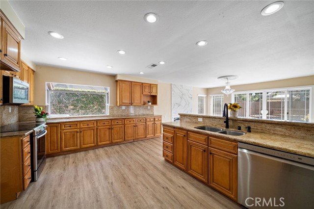 21572 Via Invierno, Lake Forest CA: https://media.crmls.org/medias/15f6140b-e6a5-4b3b-b81c-e5dd7703476e.jpg