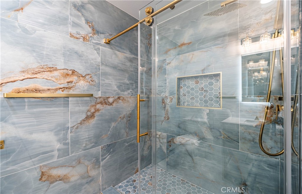 https://media.crmls.org/medias/15f790e2-4660-4ffc-bddb-4db017d8ce49.jpg?preset=X-Large