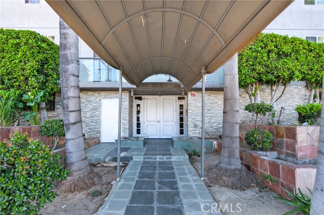 Detail Gallery Image 2 of 36 For 4441 Woodman Ave #304,  Sherman Oaks,  CA 91423 - 1 Beds | 1 Baths