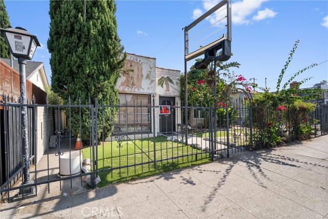 11170 Burbank Boulevard, North Hollywood CA: https://media.crmls.org/medias/15fa973e-a489-4056-b121-439d816dbfad.jpg