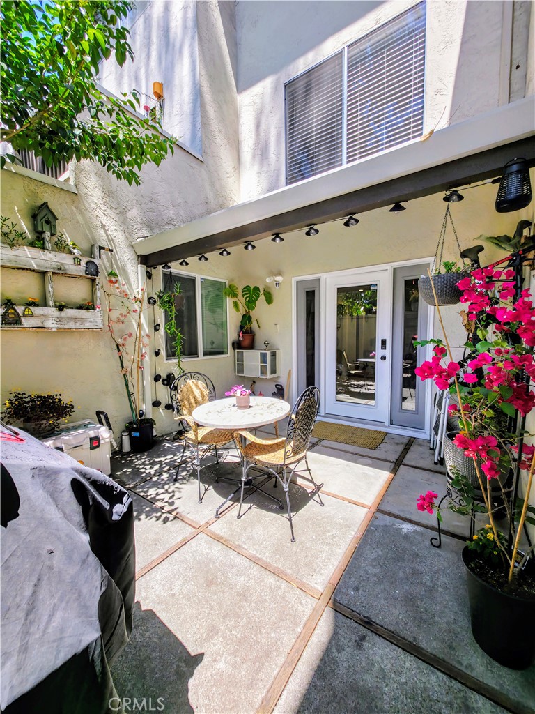 https://media.crmls.org/medias/15fe50a7-b96a-4b93-9b7d-7ffe95f3d12d.jpg?preset=X-Large