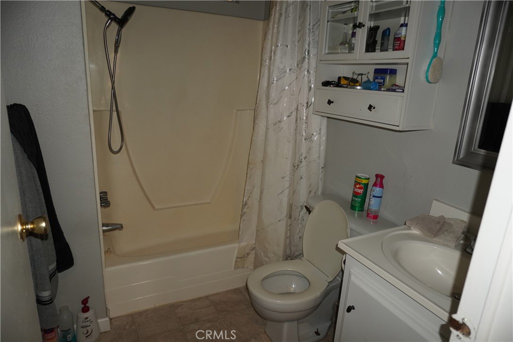 https://media.crmls.org/medias/1600776e-d8e5-4877-aa5d-17b30ab217b2.jpg?preset=X-Large
