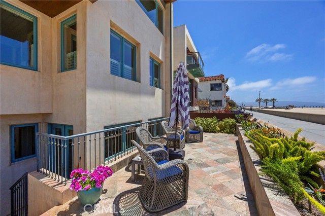 2326 The Strand, Hermosa Beach CA: https://media.crmls.org/medias/16014115-59aa-4a02-84b3-bc825480a95a.jpg