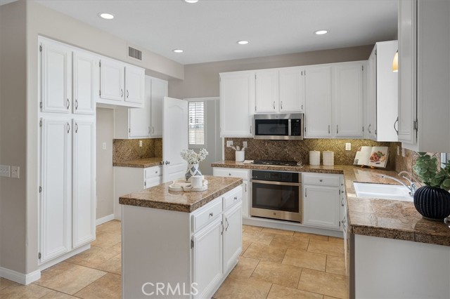 20104 Gina Court, Saugus CA: https://media.crmls.org/medias/16040af1-cb75-48f1-adfc-df8c54f7e6be.jpg