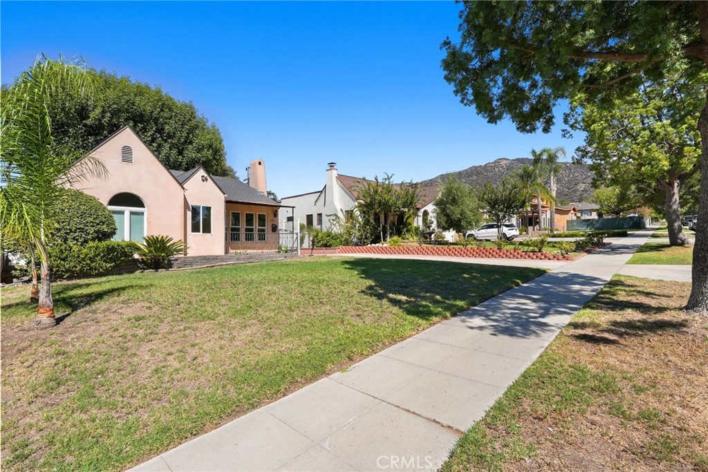 1353 Thompson Avenue — architectural residence