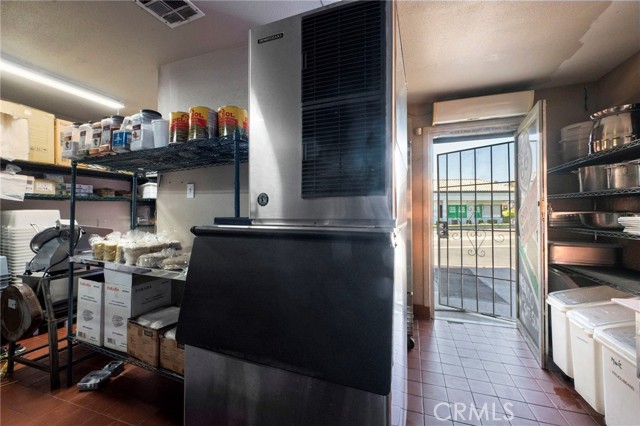 8111 Foothill Boulevard, Rancho Cucamonga CA: https://media.crmls.org/medias/1609d0fb-3046-42d9-80e7-d8158a740665.jpg