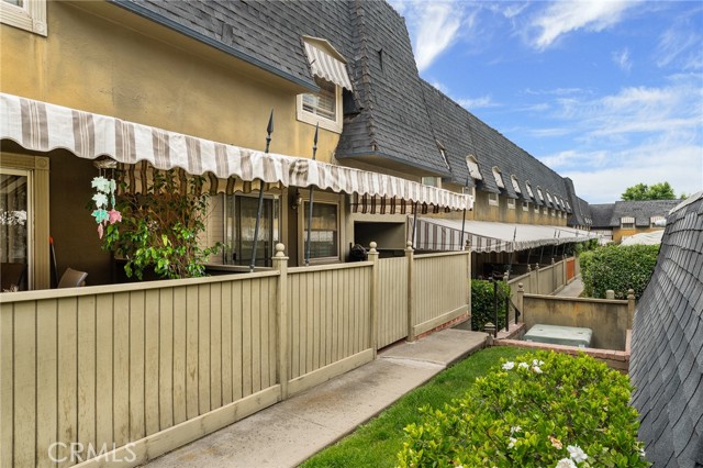 571 La Verne Street, Redlands CA: https://media.crmls.org/medias/161127c6-ccab-4b0f-9702-2625e20a921d.jpg
