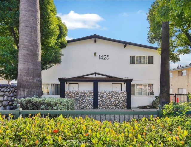 1425 W Stoneridge Court, Ontario CA: https://media.crmls.org/medias/16115771-8891-4bd6-992f-3ff01dbb559b.jpg