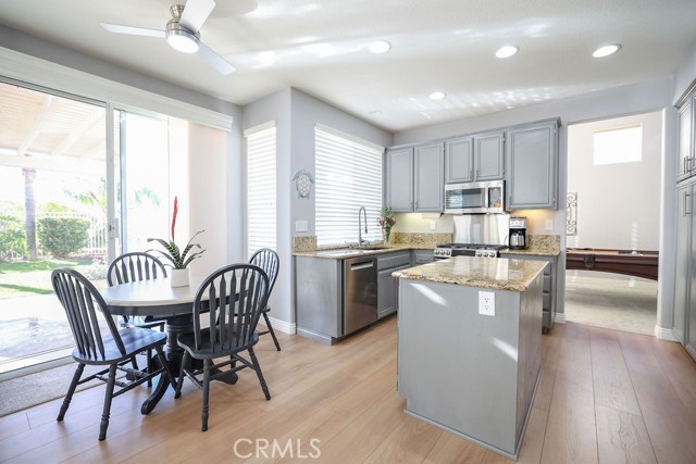 Detail Gallery Image 6 of 31 For 928 Allegre, Corona,  CA 92879 - 4 Beds | 3 Baths