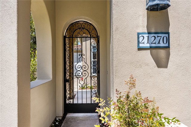 21270 Elda Cir, Huntington Beach CA: https://media.crmls.org/medias/161481c6-0192-4db8-96f2-bcaf11b4da68.jpg