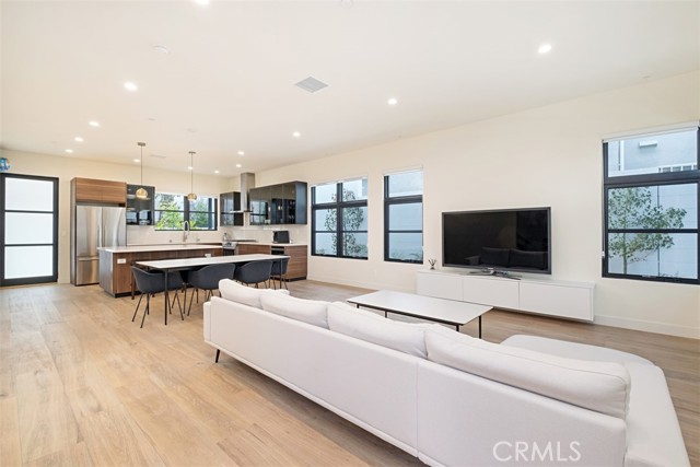 Detail Gallery Image 9 of 33 For 822 S Plymouth #4,  Los Angeles,  CA 90005 - 4 Beds | 3/1 Baths