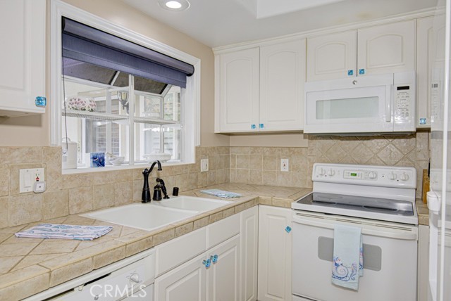 Detail Gallery Image 11 of 26 For 2024 via Mariposa W. #B,  Laguna Woods,  CA 02637 - 2 Beds | 2 Baths