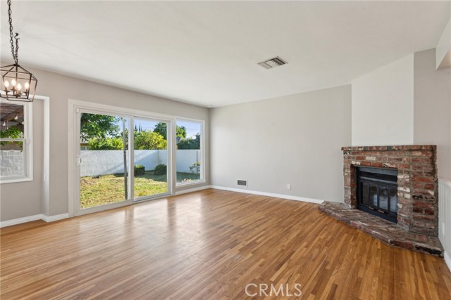 17048 Baltar Street, Lake Balboa CA: https://media.crmls.org/medias/161c7e43-ee6e-4e8f-909f-544cd6770796.jpg