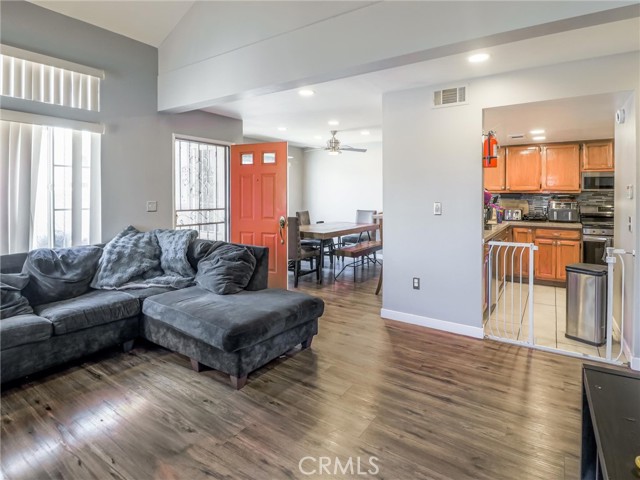 Detail Gallery Image 13 of 19 For 820 W Compton Bld #5,  Compton,  CA 90220 - 4 Beds | 2/1 Baths