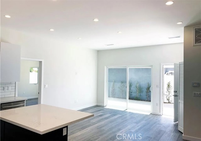 Detail Gallery Image 5 of 20 For 17217 Kittridge, Lake Balboa,  CA 91406 - 3 Beds | 2 Baths