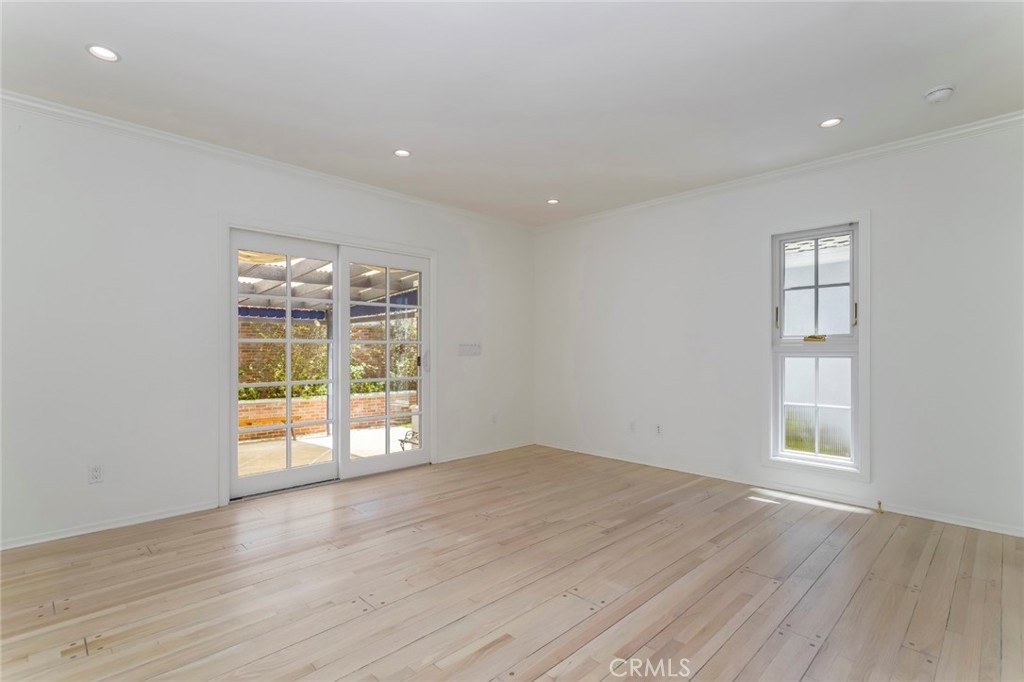 https://media.crmls.org/medias/1621809d-787a-4ec2-9538-0dc21f7cb60e.jpg?preset=X-Large