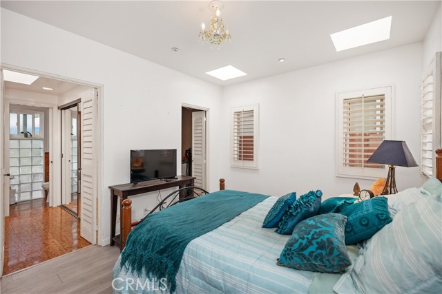 103 Yorktown, Newport Beach CA: https://media.crmls.org/medias/1623075b-6586-46f2-86c4-103baff5fad1.jpg