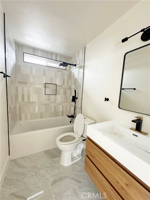 17412 Dairyview Circle, Huntington Beach CA: https://media.crmls.org/medias/16243975-57d6-45de-b548-6a890ed56e48.jpg