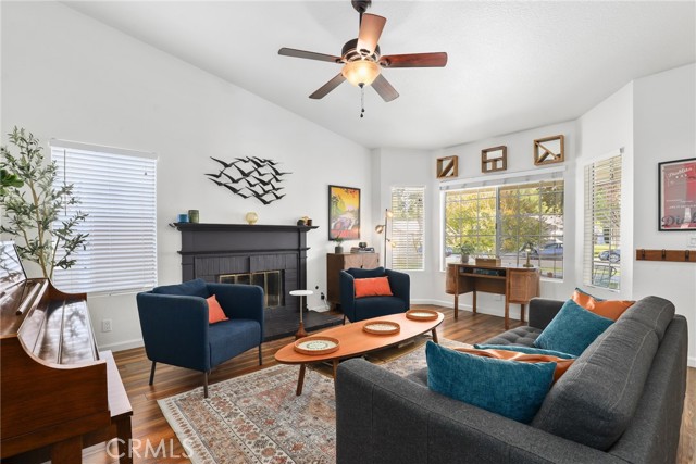 Detail Gallery Image 3 of 25 For 27819 Sumner, Saugus,  CA 91350 - 3 Beds | 2 Baths