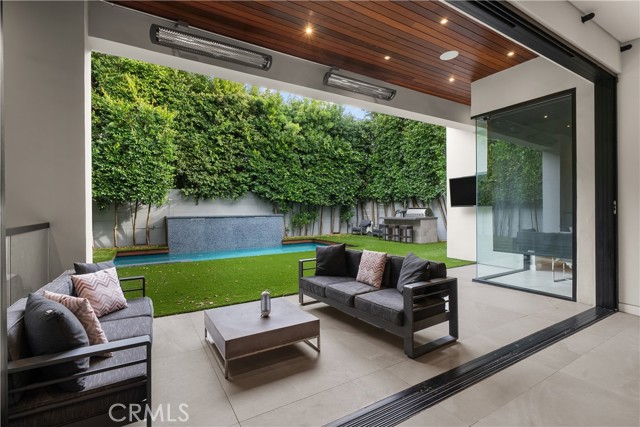 Detail Gallery Image 19 of 50 For 424 N Flores St, Los Angeles,  CA 90048 - 5 Beds | 6/2 Baths