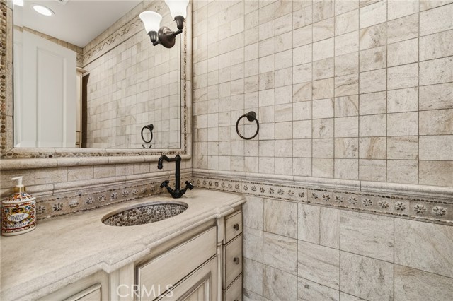 Detail Gallery Image 50 of 73 For 21 Bay, Laguna Beach,  CA 92651 - 6 Beds | 6/1 Baths