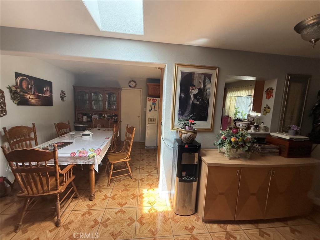 https://media.crmls.org/medias/162aefbe-2125-42ca-a301-c1799b95cbf0.jpg?preset=X-Large