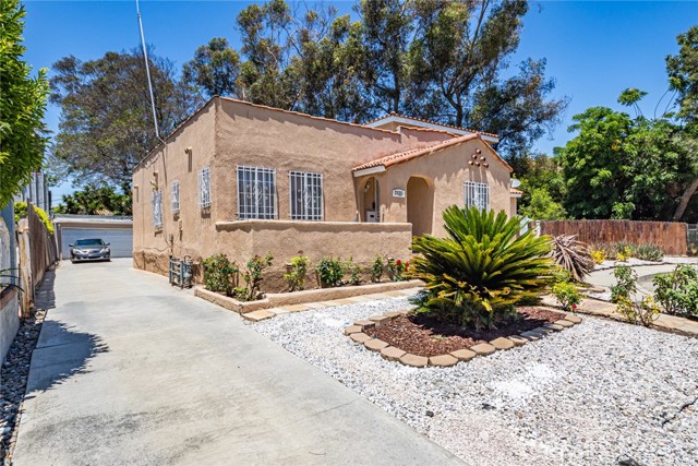 2525 S Cochran Avenue, Los Angeles CA: https://media.crmls.org/medias/162d9ac1-7257-4223-82b9-0b3dcc47c821.jpg