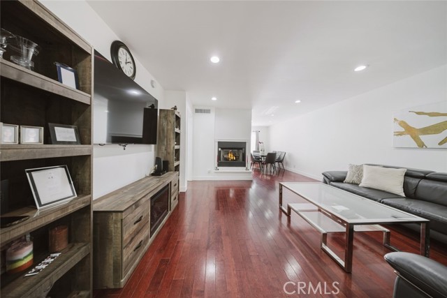 Detail Gallery Image 9 of 39 For 9775 via Roma, Burbank,  CA 91504 - 2 Beds | 3 Baths