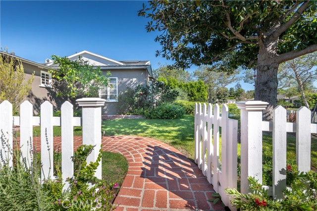 Detail Gallery Image 2 of 44 For 4437 Farmdale, Studio City,  CA 91602 - 3 Beds | 3 Baths