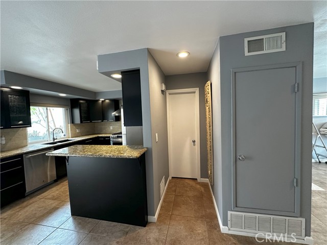Detail Gallery Image 6 of 45 For 18598 Creek Ln, Huntington Beach,  CA 92648 - 3 Beds | 2/1 Baths