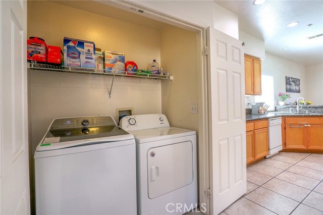 Detail Gallery Image 12 of 39 For 3738 Springmount St, Riverside,  CA 92501 - 3 Beds | 2/1 Baths