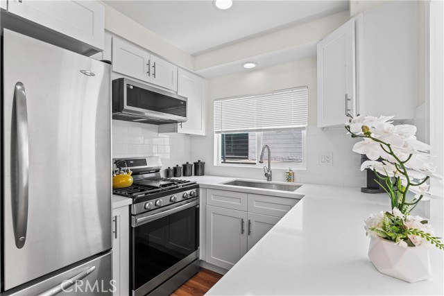 Detail Gallery Image 14 of 42 For 2820 Oak Point Dr, Los Angeles,  CA 90068 - 2 Beds | 1/1 Baths