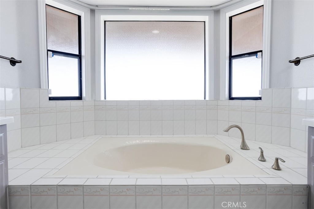 https://media.crmls.org/medias/163eb53b-81f4-4545-b029-793b6f79d5e5.jpg?preset=X-Large