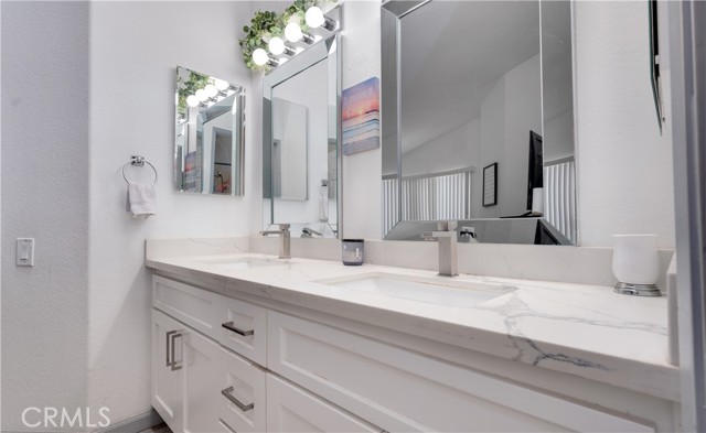 19450 Sweetwood Lane, Lake Elsinore CA: https://media.crmls.org/medias/16465bd3-07bb-43b0-bf43-aeb1083ae77a.jpg