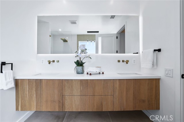 309 8th Street, Huntington Beach CA: https://media.crmls.org/medias/164d400f-9848-4acb-9543-2c6497654f4e.jpg